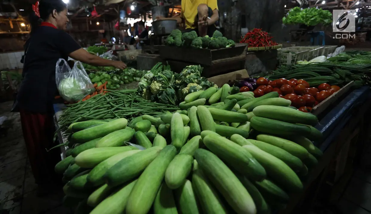 Timun terlihat di pasar di Jakarta, Rabu (20/12).  Jelang Natal dan Tahun Baru, harga bahan pokok di Jakarta mulai merangkak naik. Namun, kenaikannya masih belum tinggi hanya berkisar Rp2.000-5.000 per kg. (Liputan6.com/Angga Yuniar)
