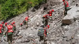 Anggota paramiliter melakukan operasi pencarian dan penyelamatan di lereng bukit yang berjarak 2 kilometer dari Pelabuhan Gyirong yang rusak akibat tanah longsor di Kabupaten Gyirong, wilayah Tibet di Tiongkok bagian barat, Sabtu, 29 Agustus 2026. (AFP/ CNS)