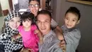 Charis Yulianto ber-selfie ria dengan istri dan anak-anaknya.