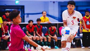 Pemain Timnas Futsal Indonesia U-16, Ibnu Alam melepaskan tembakan keras ke gawang Brunei Darussalam dalam laga ASEAN U-16 Boys Futsal Championship 2025 di Nonthaburi Stadium, Thailand, Kamis (25/12/2025). (Dok. Federasi Futsal Indonesia)