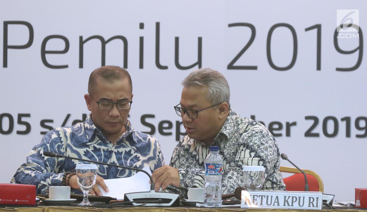 Ketua KPU RI, Arief Budiman (kanan) bersama komisioner KPU, Hasyim Asy’ari saat rapat pleno rekapitulasi DPT tingkat nasional di Jakarta, Rabu (5/9). Rapat pleno dihadiri perwakilan partai politik peserta Pemilu 2019. (Liputan6.com/Helmi Fithriansyah)