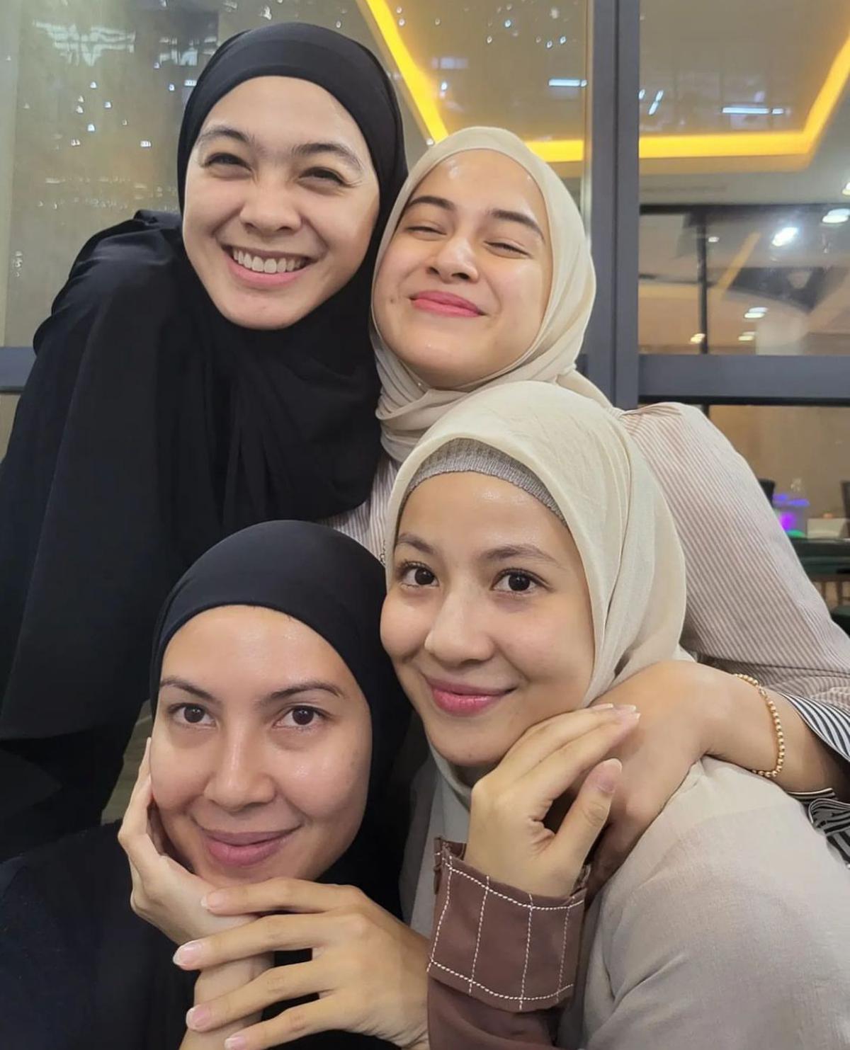 7 Potret Geng Berhijab yang Selalu Mengabadikan Setiap Momen Liburan dan Kerja!