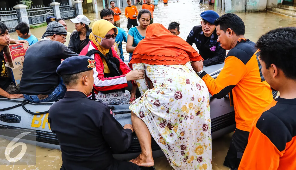Petugas mengevakuasi warga menggunakan perahu karet di Perumahan PGP Jatiasih, Bekasi, Jawa Barat, Jumat (22/4). Ketinggian air mencapai 1,5 meter dari sebelumnya ketinggian mencapai hampir 4 meter. (Liputan6.com/Fery Pradolo)