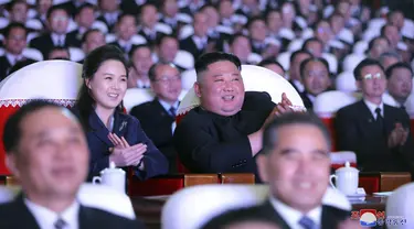 Pemimpin Korea Utara, Kim Jong-un dan istrinya, Ri Sol Ju menonton pertunjukan di Pyongyang pada Selasa (16/2/2021). Ri Sol Ju muncul bersama Kim Jong-un saat pertunjukan yang menandai ulang tahun mantan pemimpin Korea Utara Kim Jong Il. (Korean Central News Agency/Korea News Service via AP)