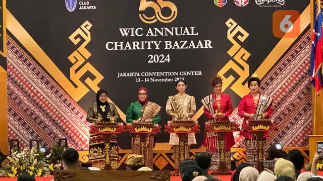 Istri Wakil Presiden RI Selvi Ananda membuka acara bazar amal ke-55 yang diadakan WIC pada Rabu (13/11/2024). (Liputan6.com/Benedikta Miranti)