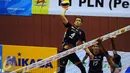 Pemain Surabaya Samator, Mahfud Nurcahyadi (4) melakukan smesh ke daerah Jakarta BNI Taplus pada laga putaran kedua Pertamina Proliga 2016 di Hall A Senayan Jakarta, Jumat (1/4/2016). Samator unggul 3-2 atas BNI Taplus. (Liputan6.com/Helmi Fithriansyah)