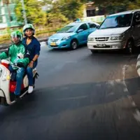 Menurut kamu sendiri keberadaan ojek online itu membantu atau justru malah meresahkan? Ikuti polling Bintang.com yuk... (Foto: Liputan6.com)