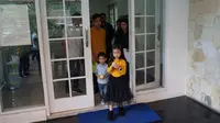 Cucu Presiden Jokowi, Jan Ethes Srinarendra usai menerima rapor di sekolahnya, Selasa (17/12).(Liputan6.com/Fajar Abrori)