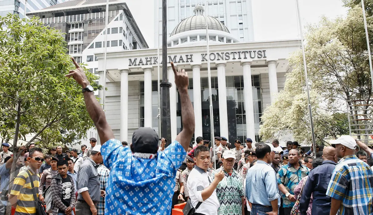 Warga Mamberamo Raya yang mendukung pasangan Dorinus Dasinapa-Yakobus Britai menolak putusan MK di depan Mahkamah Konstitusi, Jakarta, (22/2). MK memutuskan 10 TPS tersebut untuk segera melakukan pemilihan suara ulang (PSU). (Liputan6.com/Faizal Fanani)