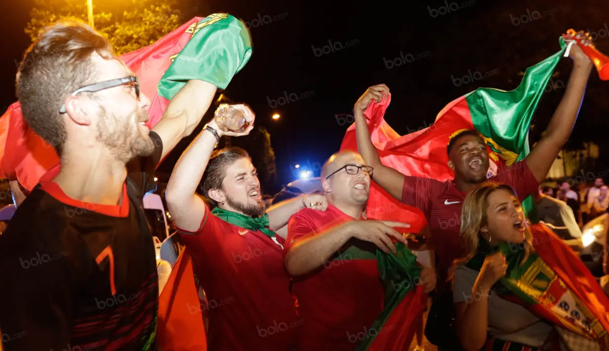 Tak hanya konvoi, para fans Portugal juga terus bernyanyi merayakan keberhasilan Cristiano Ronaldo dkk menaklukan Prancis 1-0. (Bola.com/Vitalis Yogi Trisna)