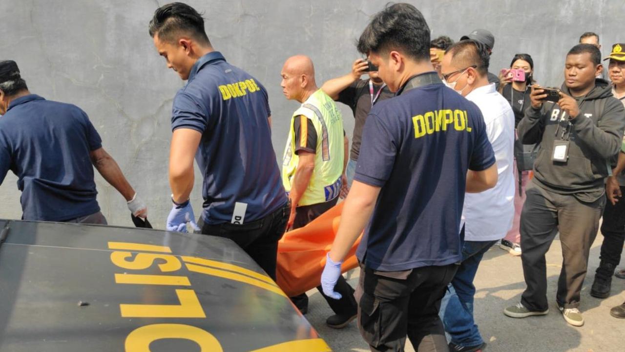 Pria itu berinisial YHW (55). Dugaan awal polisi, dia tewas karena bunuh diri lantaran depresi.<br>