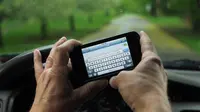 Foto: Menyetir sambil ber-SMS (idownloadblog.com)