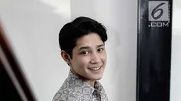 Gaya anak Tamara Bleszinsky, Teuku Rassya saat dijumpai di kawasan Jakarta, Rabu (11/4). Remaja berusia 19 tahun tersebut kini tengah mengenyam pendidikan di Conventry University, London, Inggris. (Liputan6.com/Faizal Fanani)