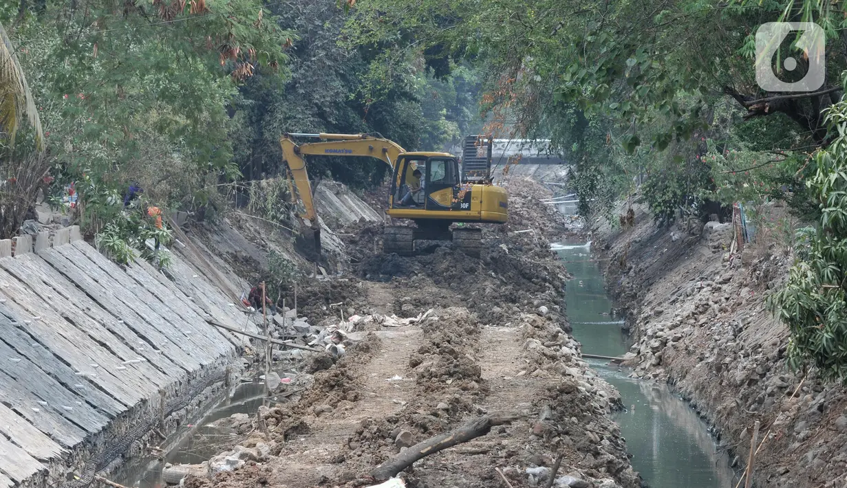 Pekerja menggunakan kendaraan alat berat saat mengerjakan proyek normalisasi Kali Kayu Putih, Jakarta, Selasa (15/10/2019). Proyek normalisasi Kali Kayu Putih ini ditargetkan rampung pada Desember 2019. (merdeka.com/Iqbal S. Nugroho)