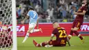 Pada babak kedua di menit ke-63 Lazio unggul 3-1. Melalui serangan balik, Felipe Anderson yang menerima umpan Ciro Immobile berhasil menaklukkan kiper AS Roma, Rui Patricio. (AP/Andrew Medichini)