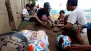 Warga menyiapkan bola untuk bermain dalam kompetisi sepak bola di pinggir Kali Banjir Kanal Barat, Jakarta, Sabtu (5/11). Minimnya sarana bermain sepak bola mengakibatkan warga terpaksa memanfaatkan lahan di pinggir kali. (Liputan6.com/Johan Tallo)