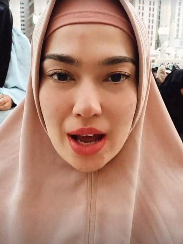 Jalani Ibadah, Ini 7 Potret Catherine Wilson Saat Umrah Ramadhan