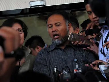 Mantan wakil ketua KPK, Bambang Widjojanto saat berada di depan gedung KPK bersiap   menuju kantor Bareskrim, Jakarta, Selasa, (24/2/2015). (Liputan6.com/Faisal R   Syam)