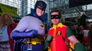 Cosplayer mengenakan kostum Batman dan Robin berpose saat menghadiri New York Comic Con 2019 di Jacob K. Javits Convention Center, Kamis (3/10/2019). Comic Con menjadi salah satu gelaran acara yang paling dinanti para pecinta komik maupun film. (Charles Sykes/Invision/AP)