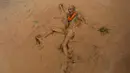 Seorang lelaki tua jatuh ke lumpur sawah saat merayakan Asar Pandra atau hari menanam padi di Distrik Dhading, Nepal, Minggu (30/6/2019). Umat Hindu Nepal menganggap Asar Pandra sebagai hari baik untuk menanam padi. (AP Photo/Niranjan Shrestha)