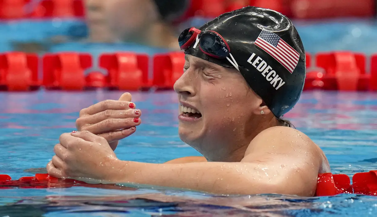 Perenang Amerika Serikat, Katie Ledecky menangis terharu setelah memenangkan final gaya bebas 1500 meter putri Olimpiade Tokyo 2020, pada 28 Juli 2021, di Tokyo, Jepang. (AP Photo/Petr David Josek)