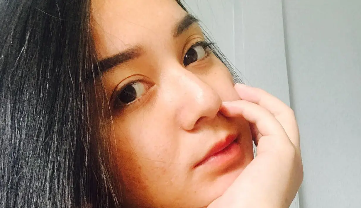 Melalui media sosialnya, Juwita langsung merespon puncak kemarahan mamanya. Ia memohon maaf melalui Instagram.Namun, permintaan maaf itu tak diterima oleh pemilik goyang patah-patah tersebut. (Instagram/juwitatofhany11)