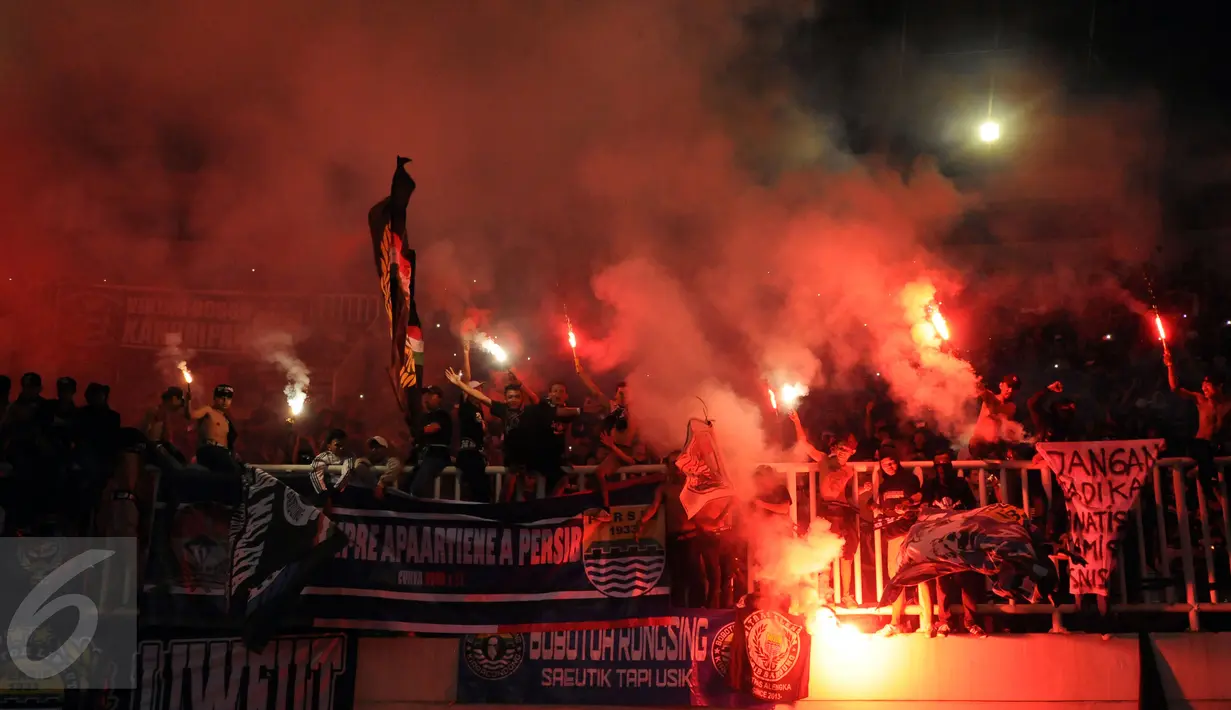 Suporter bersorak dan menyalakan suar saat merayakan kemenangan Persib atas Semen Padang di perebutan tempat ketiga Piala Presiden 2017 di Stadion Pakansari, Kab Bogor, Sabtu (11/3). Persib unggul 1-0. (Liputan6.com/Helmi Fithriansyah)