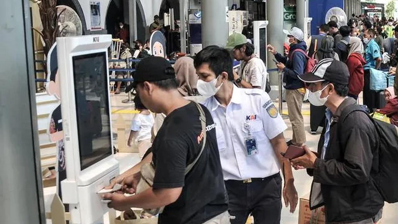 Bagi pelanggan yang tidak dapat melakukan registrasi karena tidak memiliki e-KTP seperti pelanggan anak atau e-KTP dalam keadaan rusak, proses registrasi dapat dilakukan melalui petugas layanan yang tersedia.