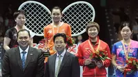 Pebulutangkis tunggal putri Taiwan, Tai Tzu Ying (baju oranye), berpose di podium bersama para peraih medali Kejuaraan Asia Bulutangkis 2017 di Wuhan, China, Minggu (30/4/2017). (BWF Badminton)