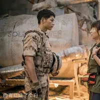Fans Parodikan adegan dalam drama Descendants of the Sun. Foto: Soompi