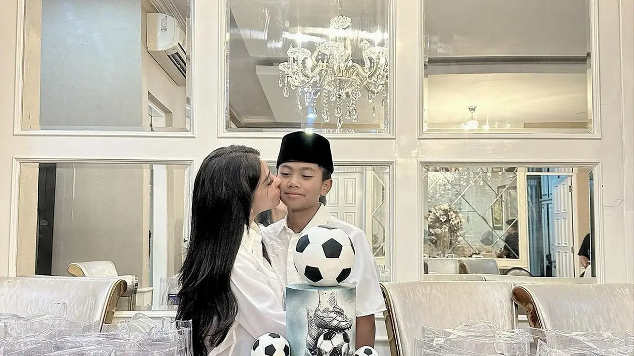 Momen Ulang Tahun Ke-12 Fathan Anak Ketiga Bebizie, Adakan Syukuran di Sekolah