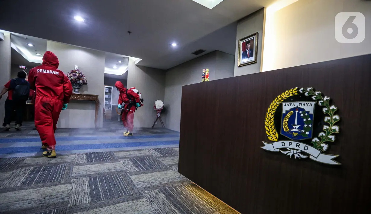 Petugas Suku Dinas Penanggulangan Kebakaran dan Penyelamatan (Damkar) Jakarta Pusat menyemprot disinfektan dan sterilisasi Gedung DPRD DKI Jakarta, Rabu (29/7/2020). Penyemprotan dilakukan setelah anggota DPRD DKI dan staf terpapar COVID-19. (Liputan6.com/Faizal Fanani)