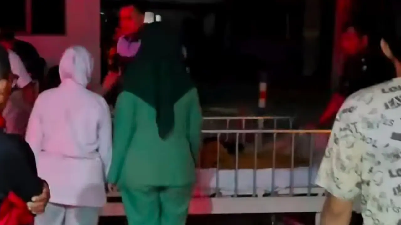 Petugas RS Hermina mengevakuasi sejumlah pasien usai terjadi kebakaran di RS Hermina Jatinegara. (Istimewa)