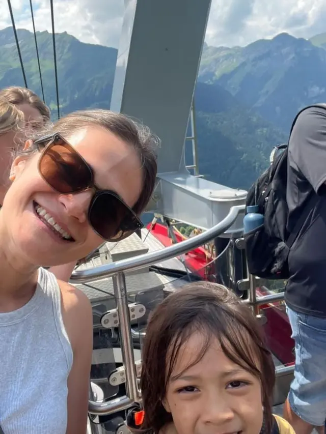 Potret Sabai Morscheck Liburan di Swiss Bareng Anak