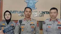 Kasatlantas Polres Garut, Iptu Aang Andi Suhandi diapit Kanit Gakkum Polres Garut Ipda Marlina dan Kasi Humas Polres Garut IPDA Susilo Adi Prasetyo di ruang kerjanya, Satlantas Mapolres, Garut, Jawa Barat. (Liputan6.com/Jayadi Supriadin)