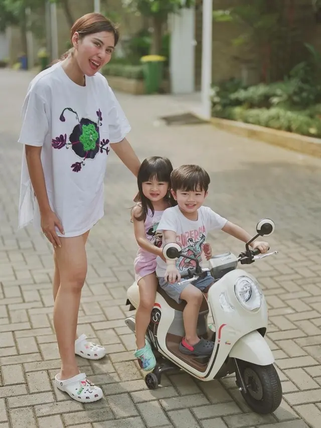 Potret Keseruan Syahnaz Sadiqah Bareng Si Kembar