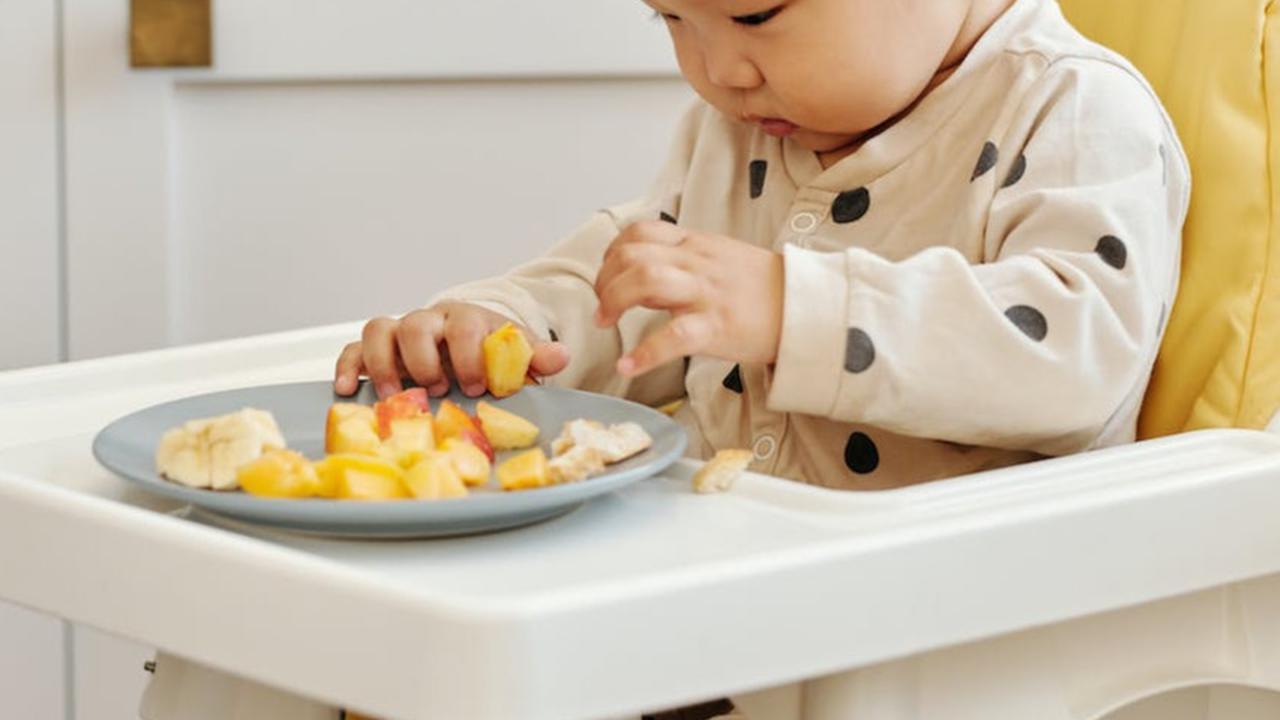 Ilustrasi Bayi Makan