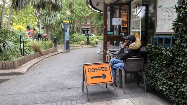 Kedai Kopi di London Terapkan Jaga Jarak Sosial