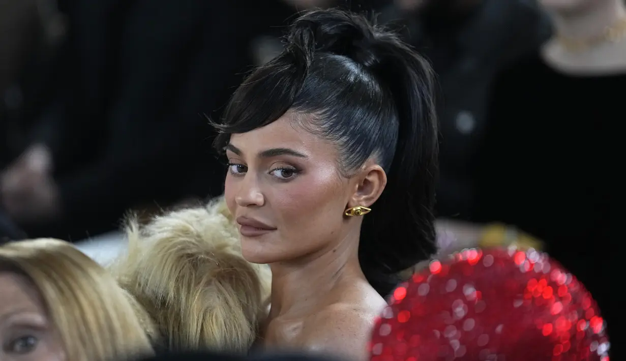 Si cantik Kylie Jenner menata rambut gelapnya dengan kuncir kuda yang ramping dan memilih tampilan riasan yang glamor di acara Schiaparelli Haute Couture Spring-Summer 2023 di Paris, Senin, 23 Januari 2023. (AP Photo/Michel Euler)