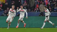 Para pemain Manchester United merayakan gol setelah penyerang Manchester United asal Denmark #09, Rasmus Hojlund (kiri), mencetak gol selama pertandingan Liga Eropa UEFA antara Viktoria Plzen dan Manchester United di Plzen, Republik Ceko, Jumat dini hari WIB (13/12/2024). (Michal Cize /AFP)