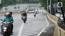 Pengendara motor melintasi Gerbang Tol Lenteng Agung 2 di Tanjung Barat, Jakarta, Rabu (1/1/2020). Banjir yang menggenangi Jalan TB Simatupang menyebabkan akses bagi pengendara terputus sehingga membuat arus lalu lintas seluruh kendaraan dialihkan melalui jalan tol. (Liputan6.com/Immanuel Antonius)