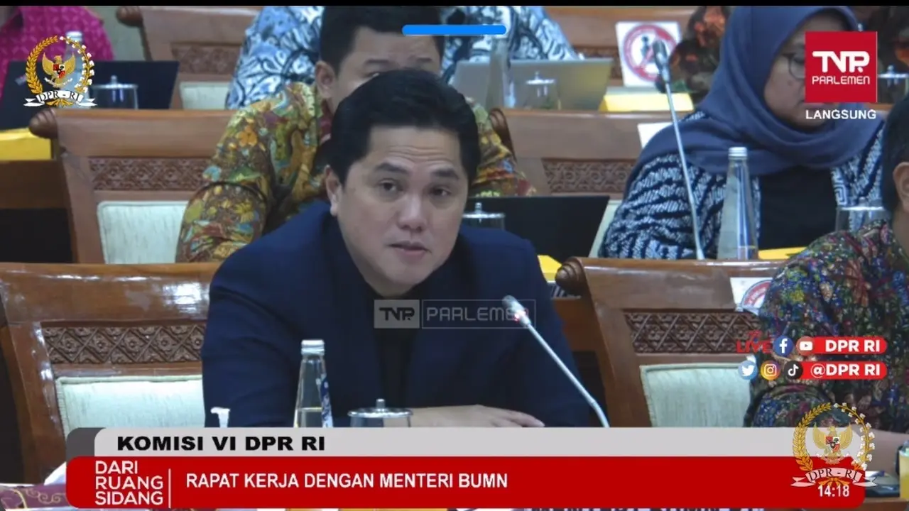 Menteri BUMN Erick Thohir dalam Raker dengan Komisi VI DPR RI, Kamis (15/6/2023). Erick Thohir menyebut, arus kas InJourney banyak ditopang oleh lini bisnis bandara. (Arief/Liputan6.com)