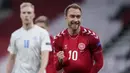 Gelandang Denmark, Christian Eriksen, merayakan gol pertama Denmark yang dibuatnya dalam laga UEFA Nations League Grup A2 melawan Islandia di Parken Stadium, Copenhagen, Denmark, Senin (16/11/2020) dini hari WIB. Denmark unggul 2-1 atas Islandia. (AFP/Liselotte Sabroe/Ritzau Scanpix).