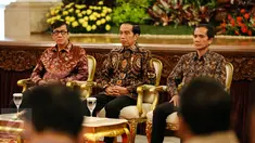 Presiden Joko Widodo (tengah) hadir dalam acara peringatan Hari Hak Asasi Manusia (HAM) di Istana Negara, Jakarta, Jumat (11/12). Dalam kesempatan itu, hadir pegiat HAM, pemerintah daerah, serta sejumlah jajaran kabinet kerja (Liputan6.com/Faizal Fanani)