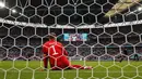Penjaga gawang Jerman Manuel Neuer duduk di lapangan sementara layar video menunjukkan pemain Inggris Harry Kane melakukan selebrasi usai mencetak gol pada pertandingan babak 16 besar Euro 2020 di Stadion Wembley, London, Inggris, Selasa (29/6/2021). Inggris menang 2-0. (AP Photo/Frank Augstein)