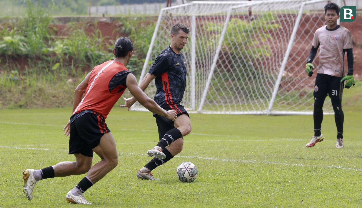 Pemain Persija Jakarta, Ondřej Kúdela, saat sesi latihan di Nirwana Park, Sawangan, Selasa (18/10/2022). Skuad Macan Kemayoran kembali berlatih setelah rehat selama sepekan paska tragedi Kanjuruhan. (Bola.com/M Iqbal Ichsan)