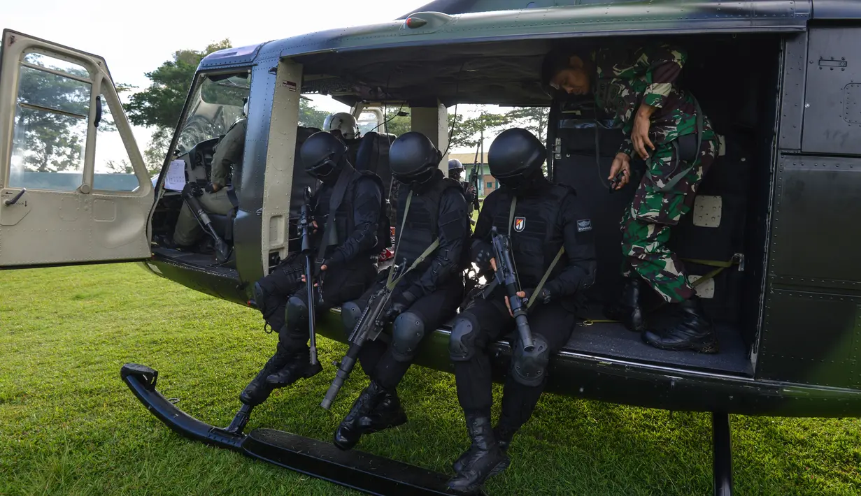 Prajurit TNI Batalyon Raider 112/Dharma Jaya duduk di helikopter ketika mereka berpartisipasi pada latihan penanggulangan anti teror di Banda Aceh, Sabtu (11/5/2019). Latihan ini untuk meningkatkan kemampuan dalam melaksanakan tugas operasi yang bersifat khusus. (CHAIDEER MAHYUDDIN/AFP)