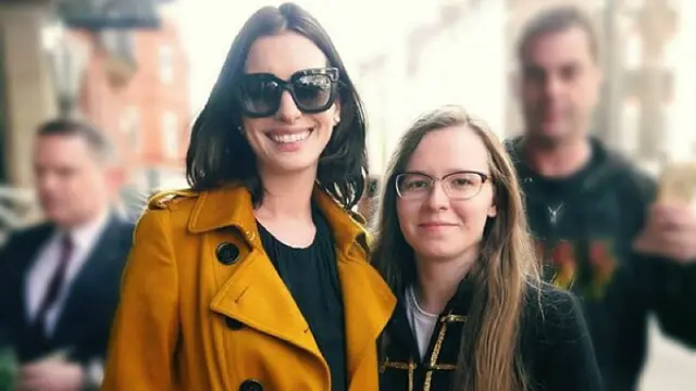 Sarah Winterman saat berfoto dengan Anne Hathaway