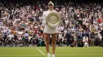 Marketa Vondrousova dari Republik Ceko merayakan dengan trofi setelah mengalahkan Ons Jabeur dari Tunisia untuk memenangkan final tunggal putri pada hari ketiga belas kejuaraan tenis Wimbledon di London, Sabtu, 15 Juli 2023. (AP Photo/Alberto Pezzali)