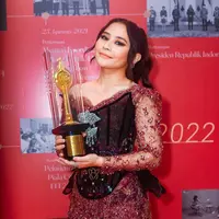 Elegan dan berkelas, penampilan Prilly Latuconsina di malam FFI 2023. Ia menerima penghargaan untuk kategori Pemeran Pembantu Perempuan. Prilly tampi super stunning dengan kebaya merah yang telah dimodifikasi. Bagian luar kebayanya memiliki detail bustier berwarna hitam yang manis. [Foto: Instagram/prillylatuconsina96]